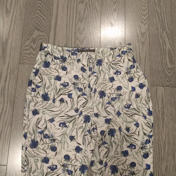 Beautiful floral pattern pants by Zara🌸🌼🍀 - Picture 3 of 10